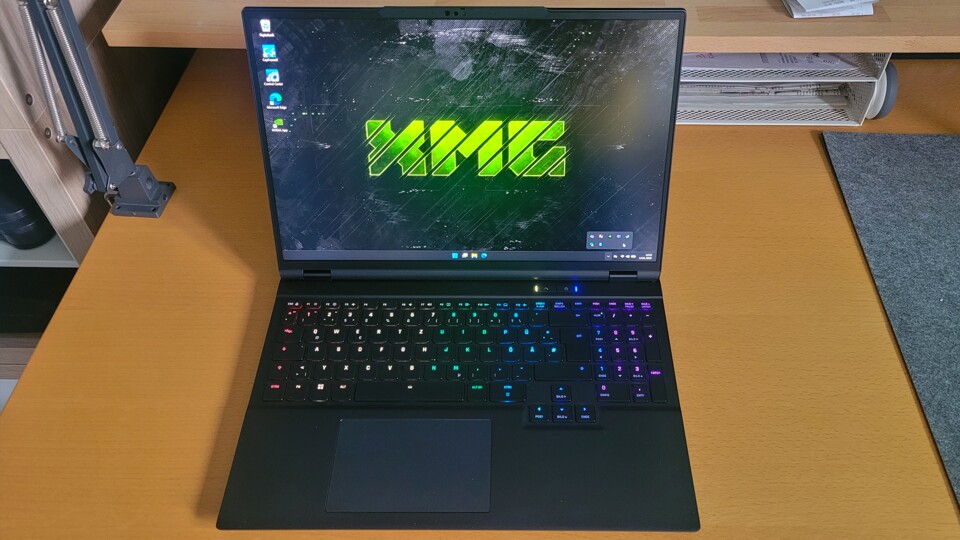 Der Aluminium-Displaydeckel lässt sich mit einer Hand aufklappen, ohne das Gaming-Notebook mit der anderen Hand festhalten zu müssen. (Bildquelle: Maximilian Schütz GameStar PC)