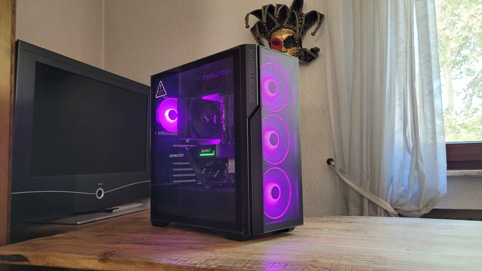 Gleich doppelt verpackt kam der Gaming-PC in Windeseile bei mir an. Einmal die Kabel rangeklöppelt und schon kanns losgehen. (Bild: Tim Schweizer GameStar)