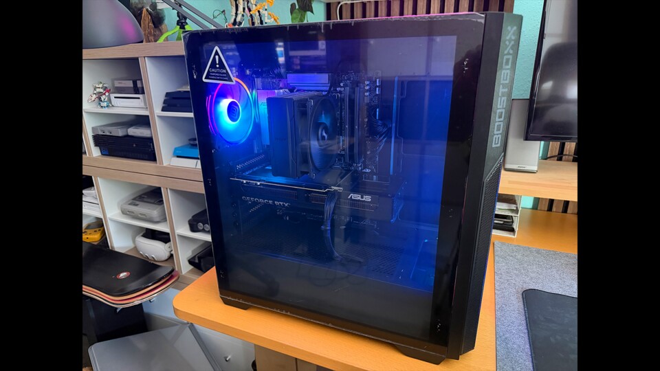 Der Gaming-PC ist sicher verpackt und die Grafikkarte mit einer zusätzlichen Transportsicherung befestigt, die vor Inbetriebnahme entfernt werden muss. Danach kanns direkt losgehen. (Bildquelle: Maximilian Schütz GameStar)