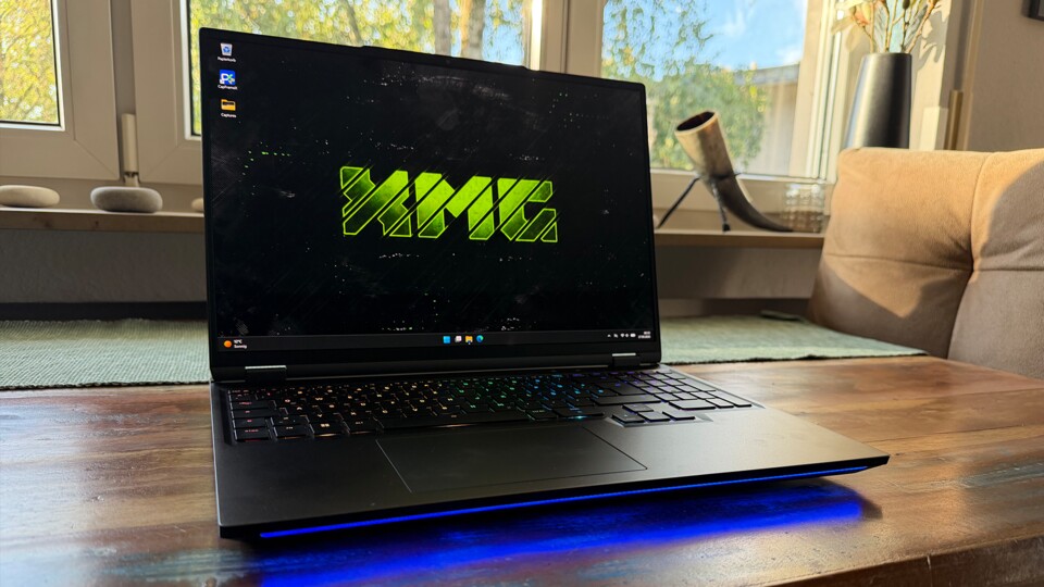 Die Beleuchtung der Tastatur und des LED-Streifens an der Front lassen sich anpassen und auf Wunsch auch komplett abschalten. (Bildquelle: Maximilian Schütz | GameStar PC)