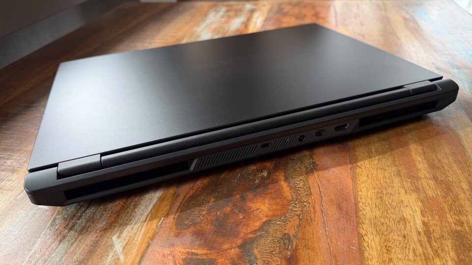 Externe Displays lassen sich hinten anschließen. Dort befinden sich HDMI 2.1, Mini DisplayPort 2.1 und USB4Thunderbolt 4 mit DisplayPort 2.1 Anschlüsse. (Bildquelle: Maximilian Schütz | GameStar PC)