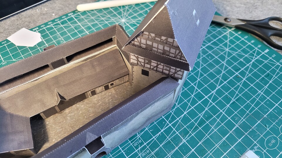 Von der Mitte ausgehend werden die weiteren Gebäude angeklebt.