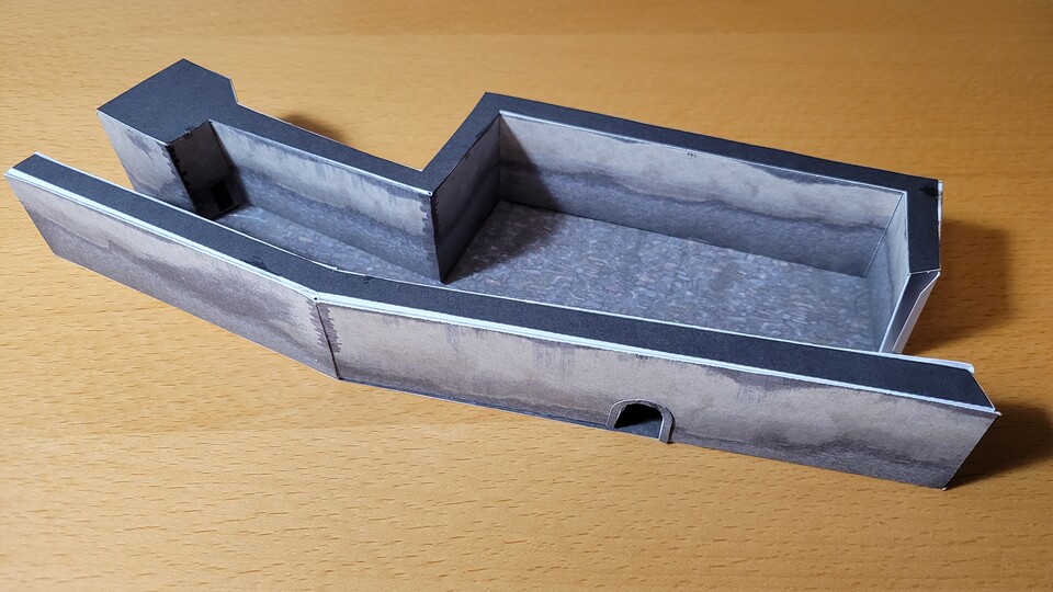 Habt ihr die Teile der vorderen Burgmauer richtig gefaltet und geklebt, sieht das Ergebnis dann so aus. Die hintere Burgmauer und der Boden befinden sich auf anderen Bögen.