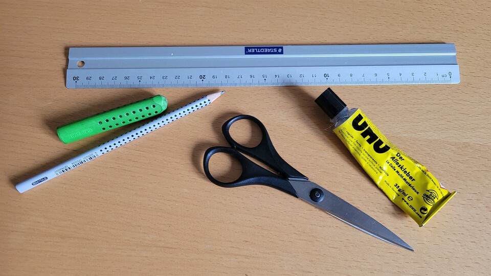 Mehr als das braucht ihr nicht zwingend. Wer aber noch Pinzette oder Hobbymesser besitzt, kann es sich leichter machen.