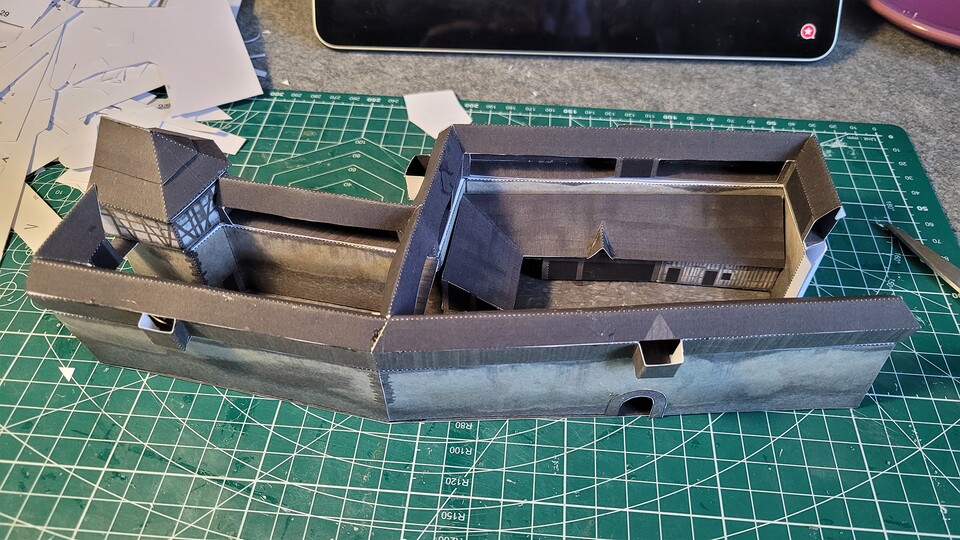 So sieht der fast fertige Innenhof aus. Fehlen nur noch die kleinen Vordächer an den »Balkons«.