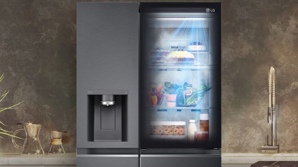 Einmal klopfen und schon offenbar die sonst undurchsichtige Tür Einblick ins Kühlfach. Das ist nicht nur praktisch, es spart auch Energie und damit Geld.