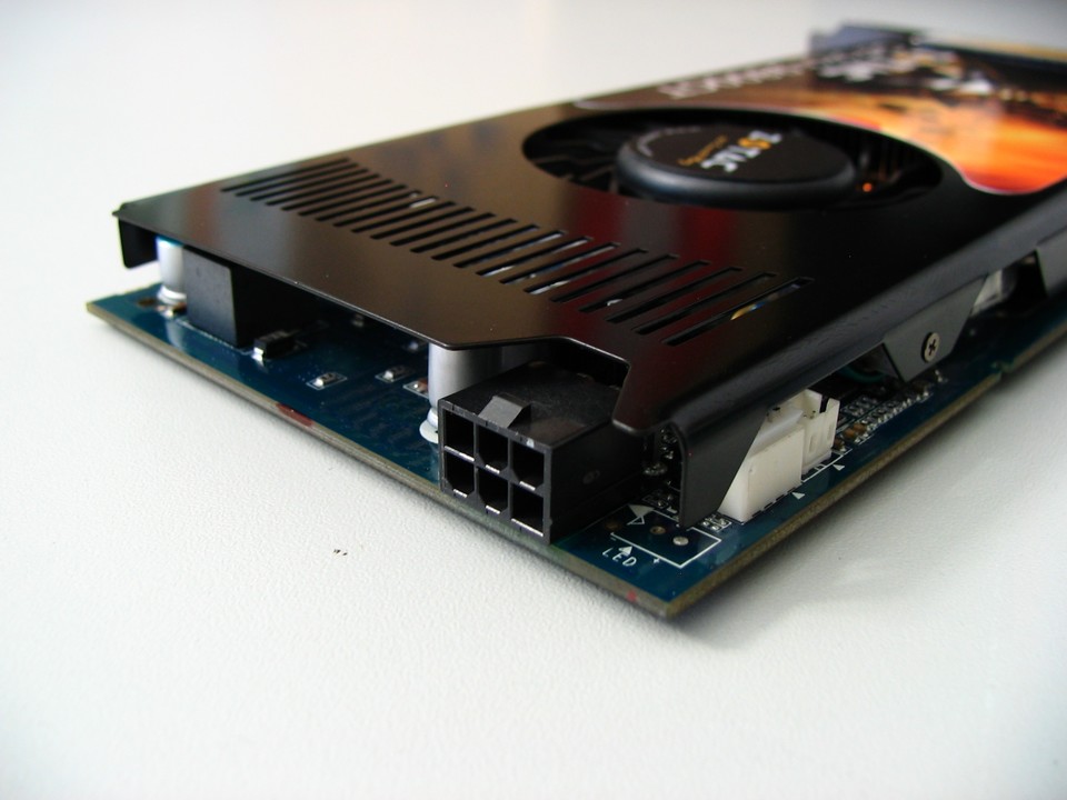 Der Geforce 9800 GT reicht ein sechspoliger Stromanschluss.