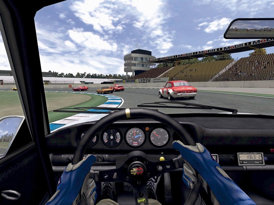 Im Porsche 911 brettern wir über den Hockenheimring, animierte Pilotenhände erhöhen das Mittendrin-Gefühl.