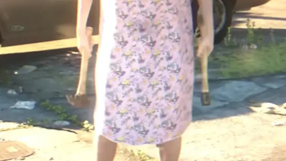 Diese Dame ist wahrscheinlich einfach nur eine extrem passionierte Heimwerkerin.