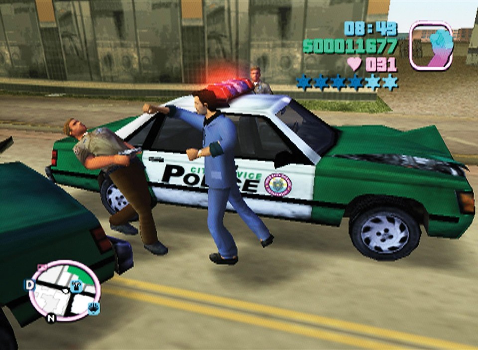 Gut gekleideter Verbrecher: Im schicken Miami-Vice-Outfit verprügeln wir Polizisten. (Screenshot: Playstation 2)