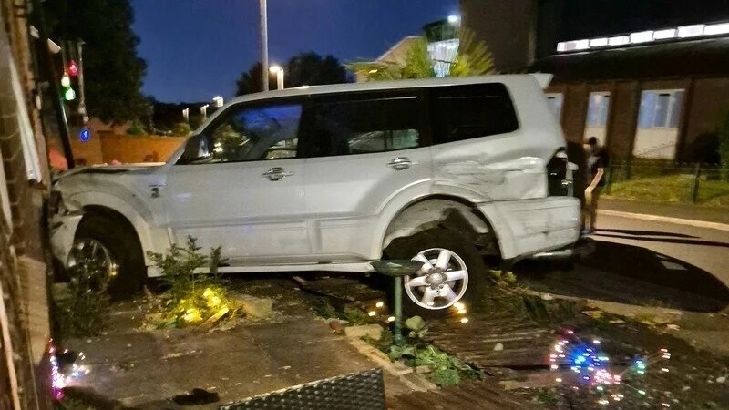 Der Zaun niedergewalt, die Hauswand beschädigt: Wie in GTA endete eine Verfolgungsjagd im englischen Leeds mit einem Crash - während eine Frau im Haus ausgerechnet Grand Theft Auto spielte. (Foto: Emma GravesChange.org)