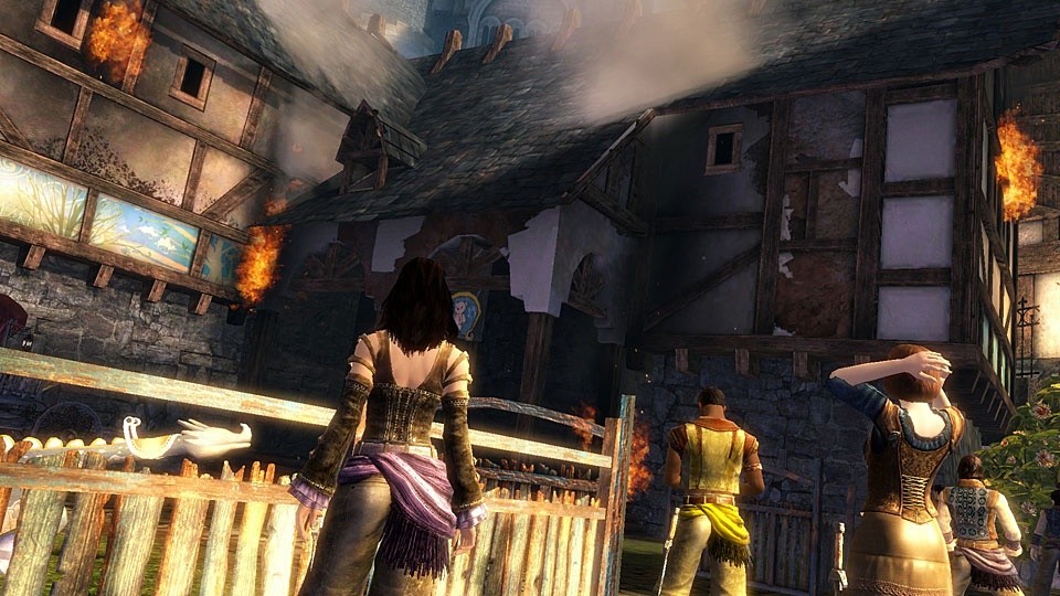 Ihr Charakter erlebt seine persönliche Geschichte in Guild Wars 2. Hier brennt ein Haus in der Menschenstartstadt Divinity's Reach. Hoffentlich ist es nur das der Nachbarn. 