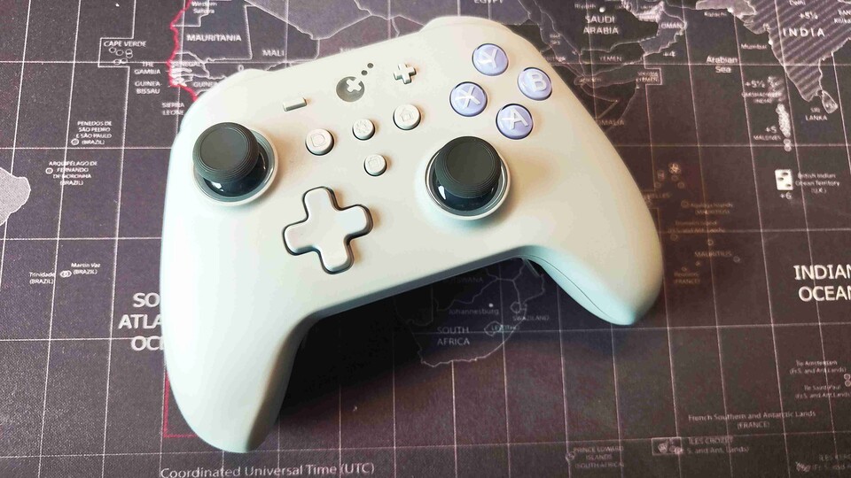 Linhs neuster Preis-Leistungs-Tipp bringt ein paar Gimmicks mit, die man sonst eher bei teureren Gamepads findet.