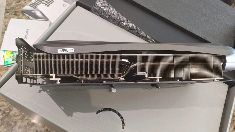 RTX 4080 ohne Platine. (Bild: Reddit - Pine0Kio)