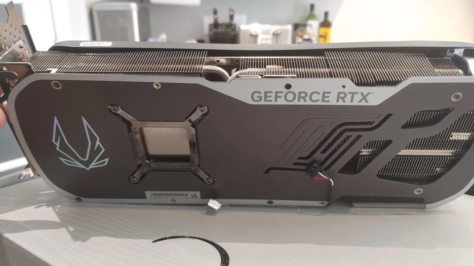 Eine Nvidia RTX 4080 ohne Platine. (Bild: Reddit - Pine0Kio)