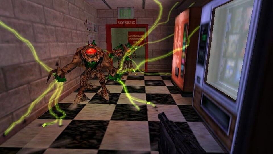 Half-Life dreht eine einjährige Ehrenrunde zwecks Designverbesserungen. Das Endprodukt begeistert mit einfallsreichen Levels und raffinierter Gegner-KI, 1998 ist der Shooter der Genrekonkurrenz meilenweit voraus.