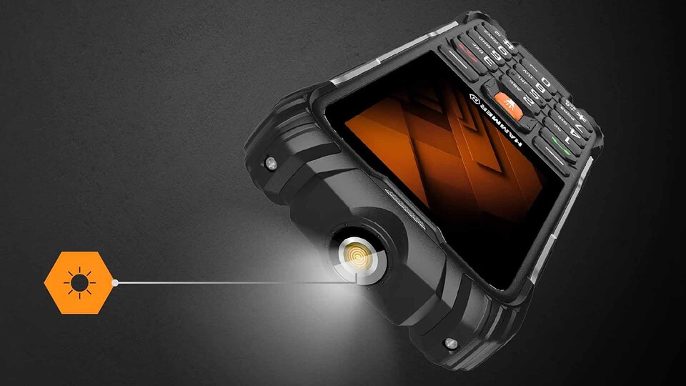 Eine eigene Hardware-Taste aktiviert die LED-Taschenlampe des Hammer H Forge sofort.