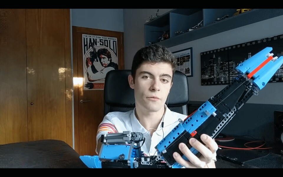 Der Spanier David »Hand Solo« Aguilar bastelt Armprothesen aus Lego, im Bild sein MK-II-Roboter-Arm. (Bildquelle Youtube,Hand Solo)