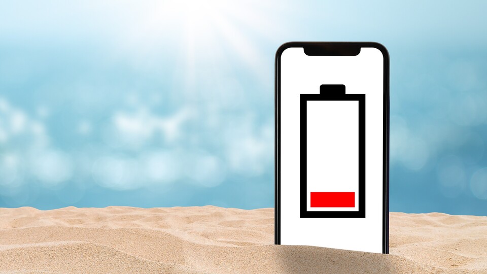 Damit euer Handy zu jeder Stunde in eurem Urlaub oder an Sommertagen betriebsbereit ist, könnt ihr mit einer einfachen Änderung für mehr Akkulaufzeit sorgen. (Bild: angkana über Adobe Stock)