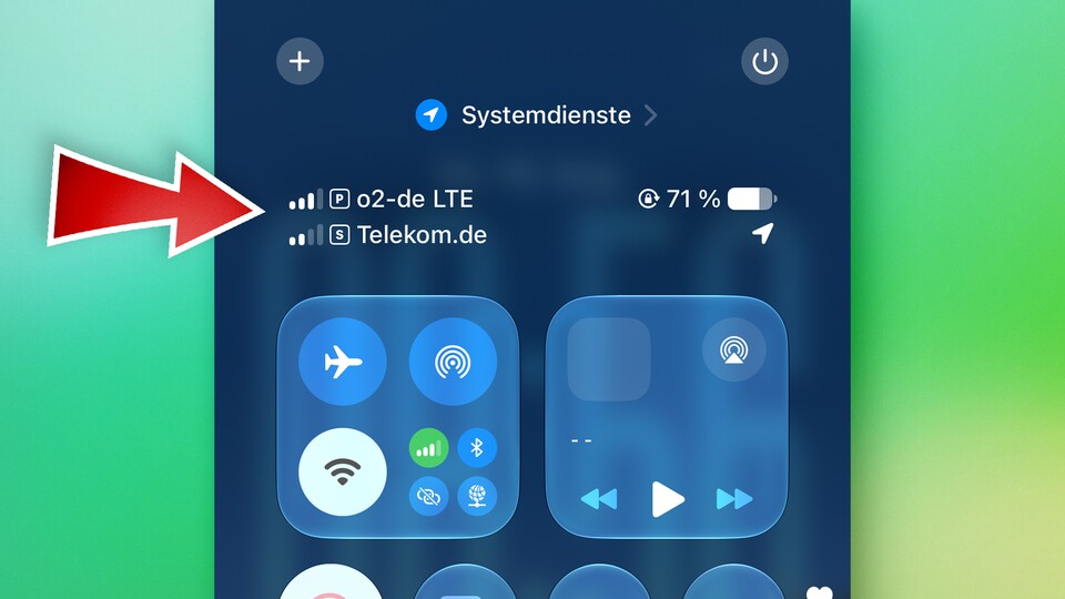 Über das Kontrollzentrum bekommt ihr erweiterte Informationen. Hier werden auch die jeweiligen Netzbetreiber angezeigt, sodass ihr schnell sehen könnte, welche Leitung zu welcher SIM-Karte gehört. (Bildquelle: GameStar Tech)