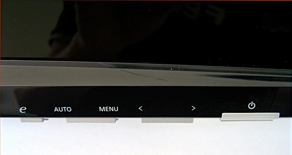 Bei Acers P243W lassen sich die schwammigen Tasten an der Display-Unterseite nur schwer exakt bedienen.