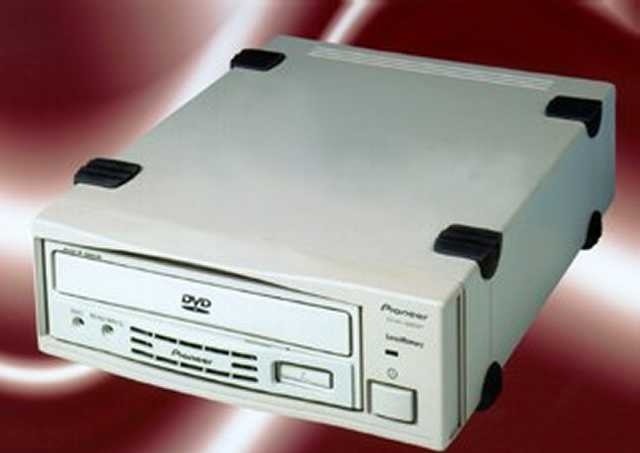 Der Pioneer DVR-S201 ist der erste DVD-R-Recorder und kostet derzeit rund 10.000 Mark.