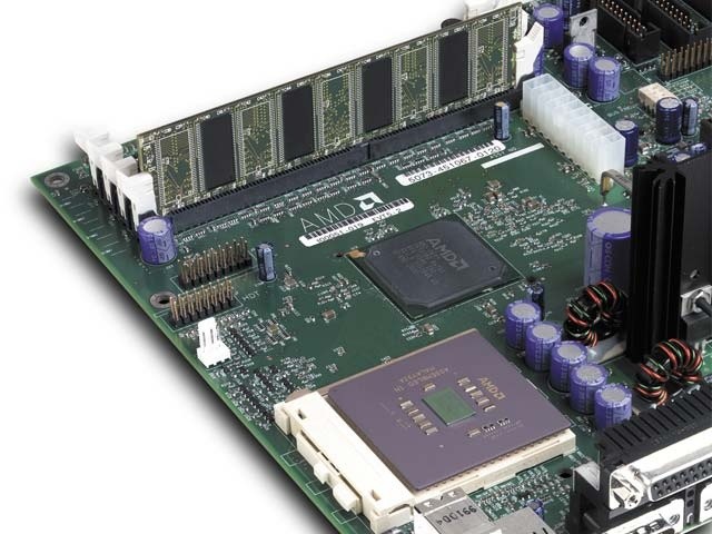 Athlon-Prozessor, AMD-761-Chipsatz und das dazu passende DDR-RAM setzen 2001 neue Standards.
