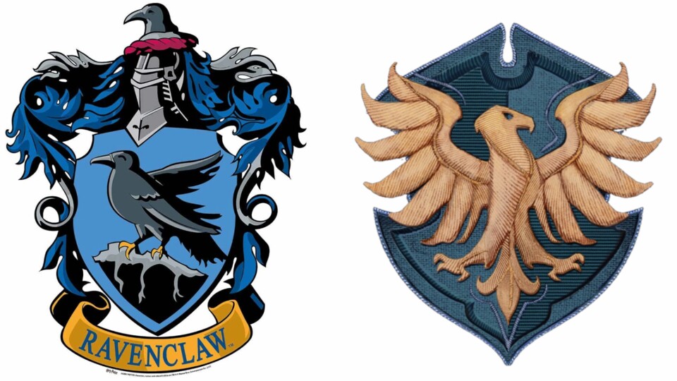 Das Ravenclaw-Wappen aus den Filmen (links) und die dem Buch getreue Interpretation aus Hogwarts Legacy. Copyright: Warner Bros. Entertainment (links).
