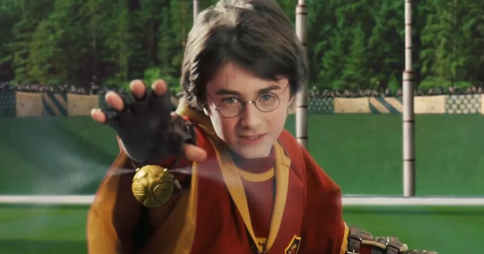 Harry Potter beim fangen des Schnatzes in »Harry Potter und der Stein der Weisen«. (Bild: Warner Bros.)