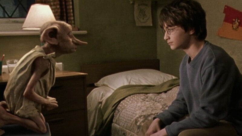Der junge Zauberlehrling Harry Potter lernt den Hauselfen Dobby kennen und freundet sich mit ihm an.