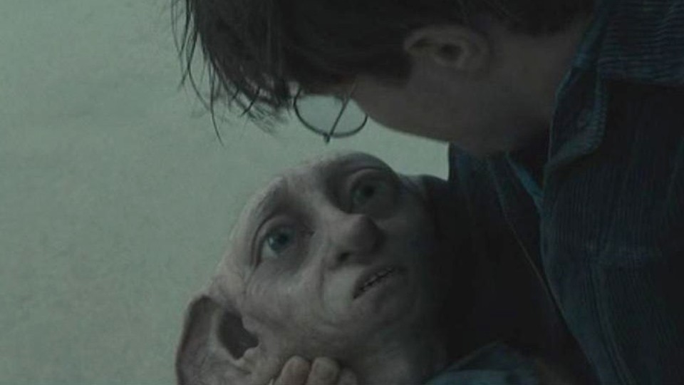 Der kleine Hauself Dobby stirbt in den Armen von Harry Potter.