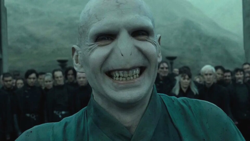Dieser freundliche Herr ist bestimmt nur ein missverstandenes Opfer des Systems, lasst euch nichts anderes einreden. Naja, oder spielt den Kampf um Hogwarts selbst nach.
