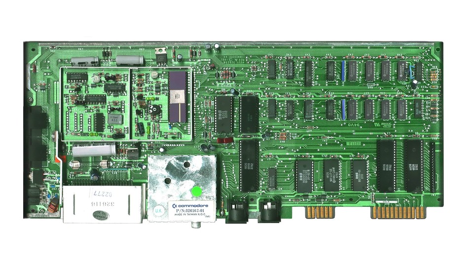 Sowohl CPU als auch Grafik- und Soundchip auf der kompakten C64-Platine stammen von der zu Commodore gehörenden Entwicklunsgsfirma MOS Technology. Wegen der geringen Stromaufnahme braucht der C64 keine Lüfter. (Bild: Bill Bertram)