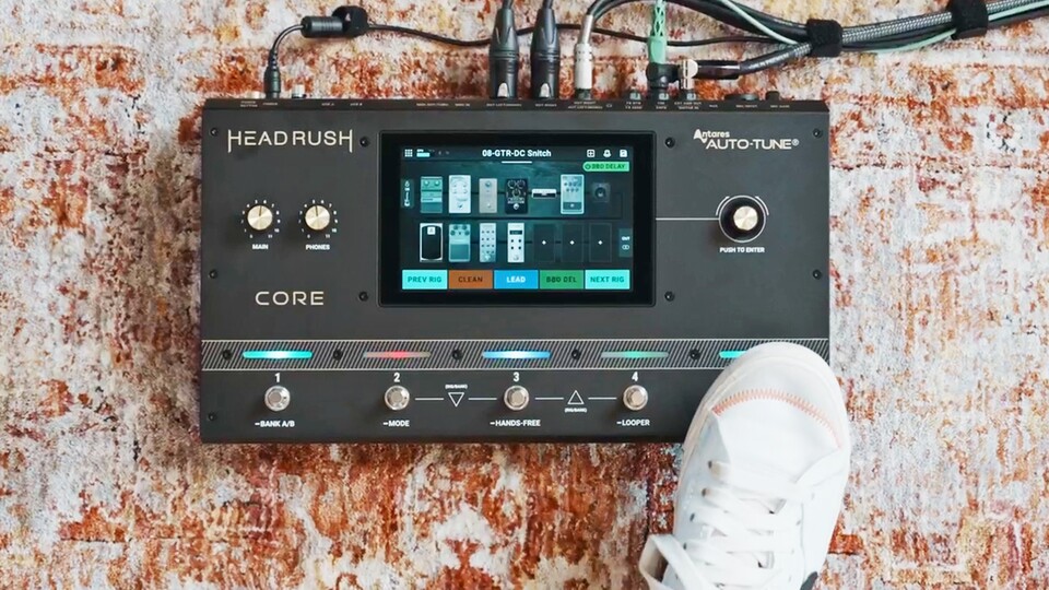 Man kann den HeadRush Core auch klassisch mit dem Fuß steuern. Das hochwertige Gehäuse hält richtig was aus.