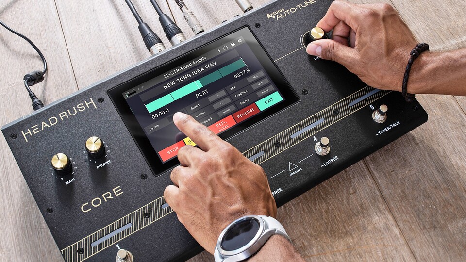 Auch ein Looper ist drinnen. Der ist nicht nur cool für Singer-Songwriter, sondern auch ein richtig starkes Übungs-Tool!