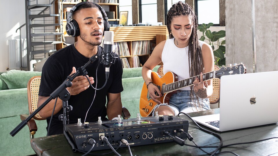 Auch ein XLR-Mikrofoneingang ist verbaut. So kann man gleichzeitig Singen und Gitarre spielen.