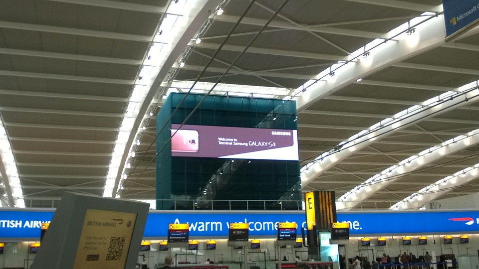 Die Hauptanzeige des Flughafen-Terminal 5 am London-Heathrow Airport begrüßt im Galaxy S5 Terminal.