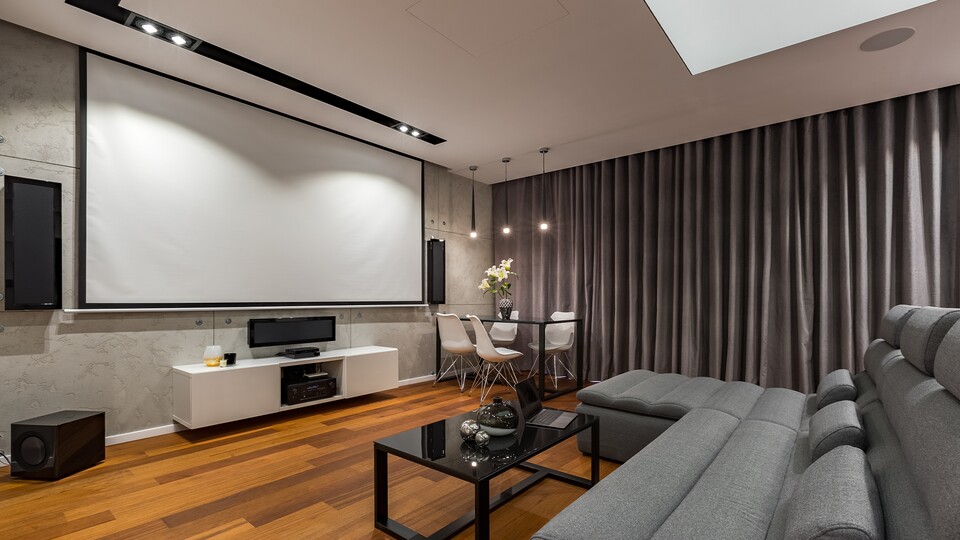 Wer ein großes Wohnzimmer hat oder sogar ein dediziertes Heimkino, der findet maßgeblich immer Platz für sein Surround-System. (Bild: Dariusz Jarzabek - adobe.stock.com)