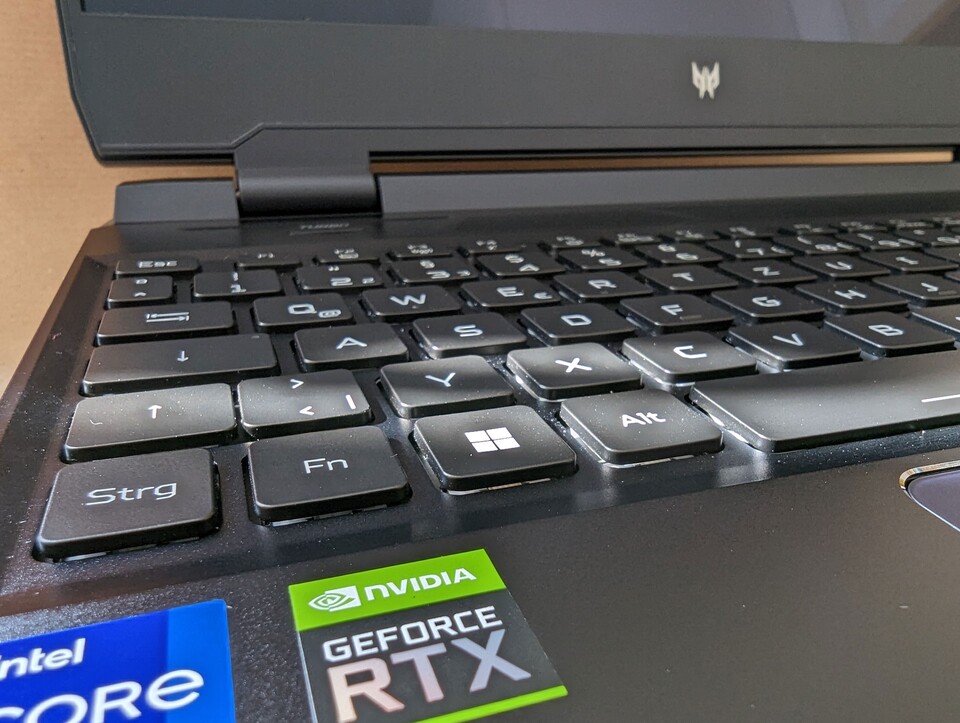 Die Tastatur hat einen guten Druckpunkt und Chiclet-Tasten in Standard-Größe. Die RGB-Hintergrundbeleuchtung bietet verschiedene Effekte und lässt sich über die PredatorSense-Software individualiseren.