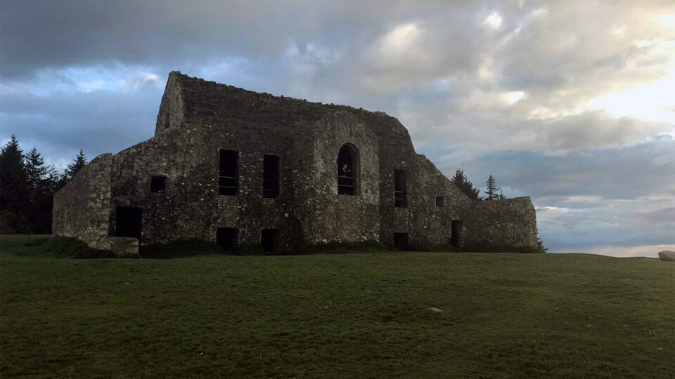 Spektakulär gruselig: Der Hellfire Club in Dublin, Irland, ist eine der besten Locations. (Bilquelle: Die Geisterakten, Amazon)