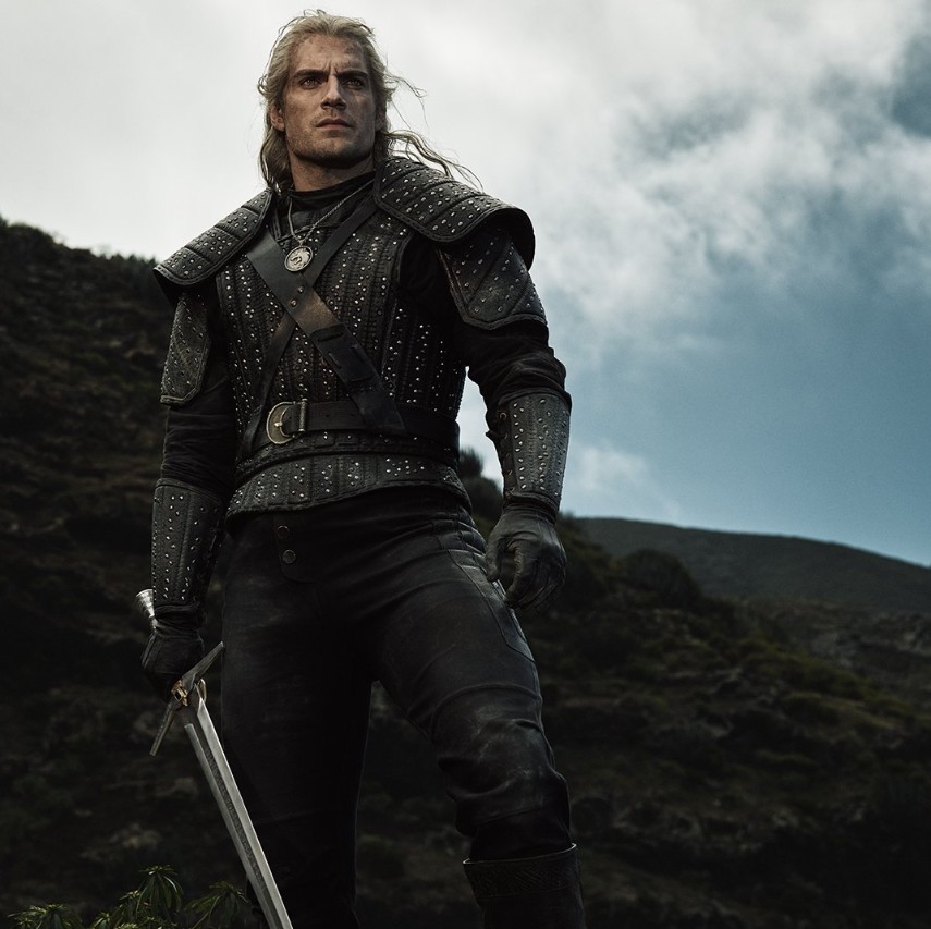Hexer Geralt (Henry Cavill) trägt sein Schwert nicht mit sich herum, um damit Monster zu streicheln.