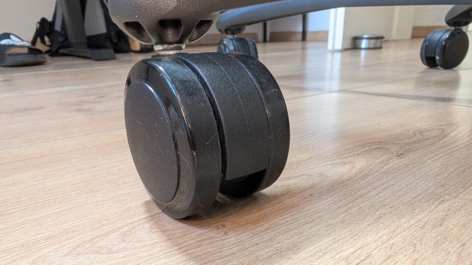 Die Rollen des Herman Miller Embody sind extrem leichtgängig - auf meinem Hartboden (Laminat) fahren sie gut. Es gibt aber auch weiche Hartgummi-Rollen zum nachkaufen.