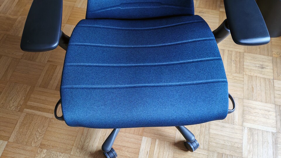 Geht zunächst etwas streng, aber die Sitzfläche hat einen Spielraum von etwa 5 bis 6 Zentimetern in der Tiefe. (Bildquelle: Maxe S., GameStar)