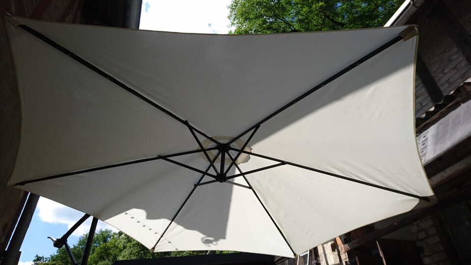 Ich habe mir im letzten Spätsommer einen LED-Solarsonnenschirm gekauft und will nie wieder ohne sein. (Bildquelle: Nele WobkerGameStar Tech)