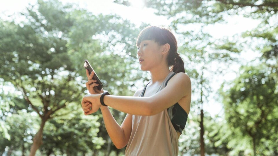 Smartwatches messen längst mehr als Schritte – die Herzfrequenzvariabilität (HRV) gilt aktuell als einer der spannendsten Gesundheitswerte überhaupt. Quelle: Foto von Ketut Subiyanto via Pexels.