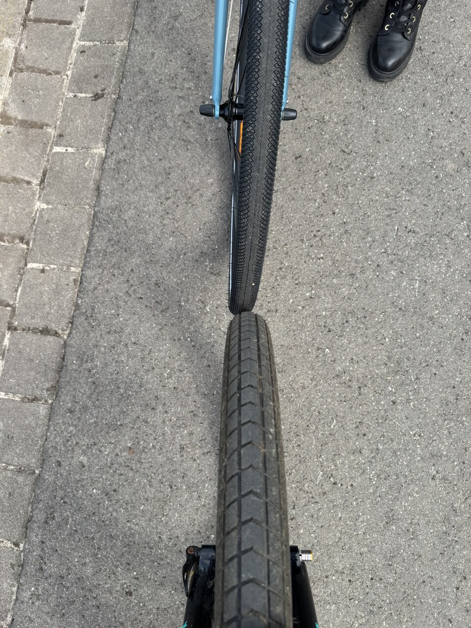 Der Reifen-Vergleich - Unten die Reifen des Haibikes, oben die Reifen des Heybikes