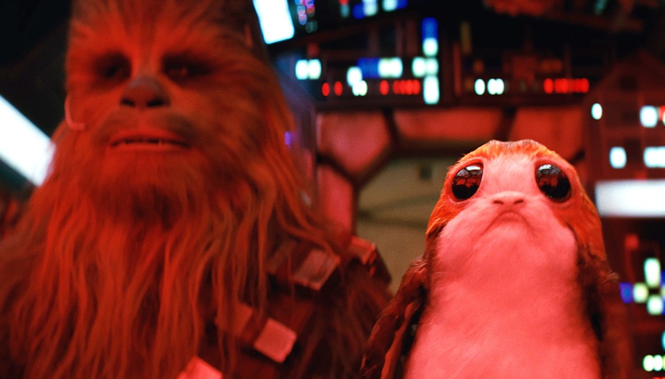 Star Wars: Die letzten Jedi - Die Porgs machen im Minispiel den Millennium Falken unsicher.