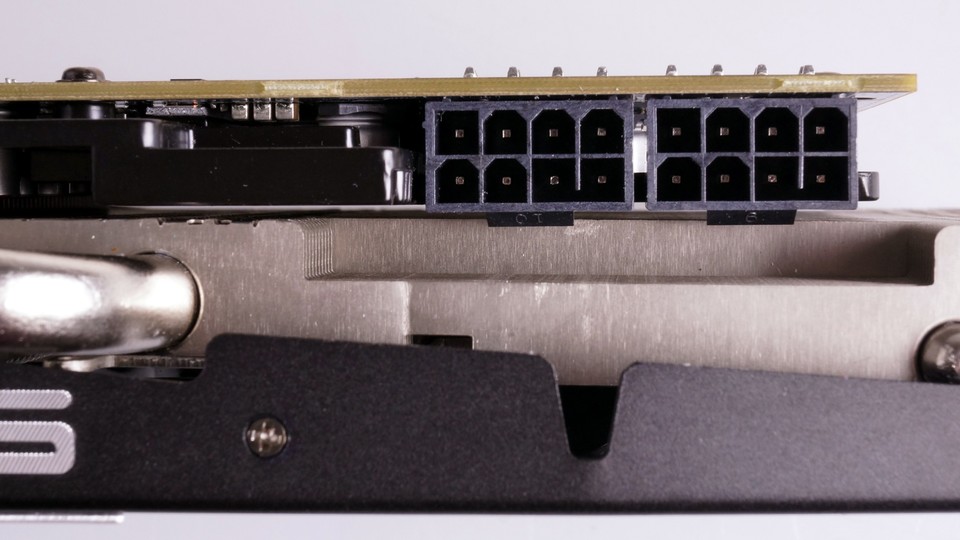 Abweichend von AMDs Referenz-Vorgaben benötigt die HIS R9 280X zwei 8-Pol-Stecker anstatt einem 6- und einem 8-Pol-Anschluss zur Stromaufnahme.