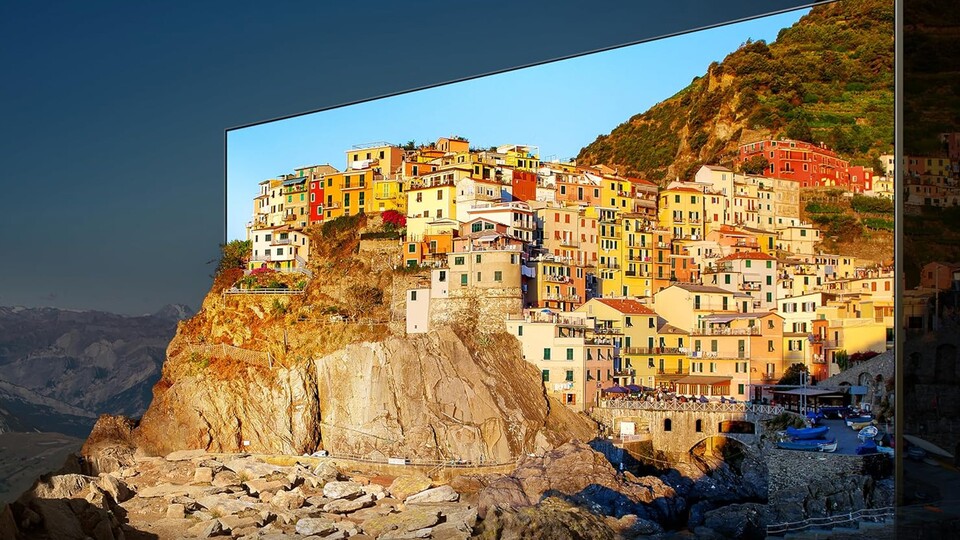 Dank QLED-Panel liefert euch dieser XXL-TV satte Farben und beeindruckende Kontraste direkt ins Wohnzimmer.