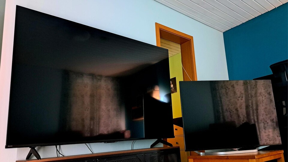 Da bleibt einem die Spucke weg: Im Vergleich zum Hisense QLED E7Q PRO wirkt meine alte Flimmerkiste wie ein mickriger PC-Monitor!